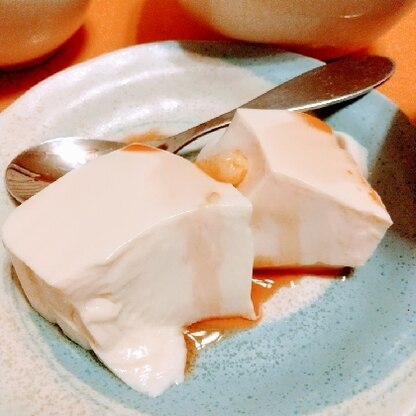 ネギも鰹節もなかったので生姜チューブとしょうゆで食べました(^o^)冷たい豆腐苦手なので温かいのハマりますね!